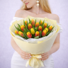 Букет из 17 тюльпанов в оформлении