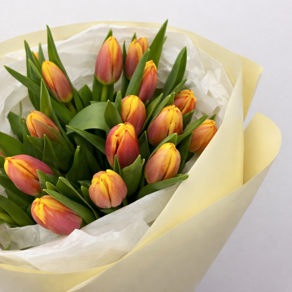 Букет из 17 тюльпанов в оформлении