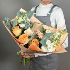 Букет с розами, эустомой и гвоздиками