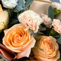 Букет с розами, эустомой и гвоздиками