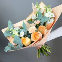 Букет с розами, эустомой и гвоздиками