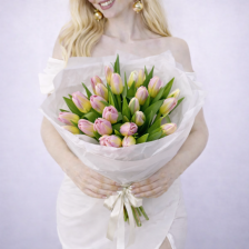 Букет из 25 тюльпанов в оформлении