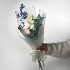 Букет из роз и дельфиниума