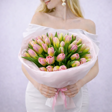 Букет из 51 тюльпанов в оформлении