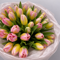 Букет из 51 тюльпанов в оформлении