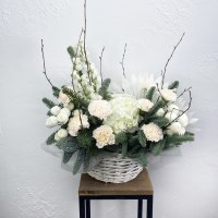 Новогодняя корзина с нобилисом, гвоздикой, гортензией