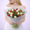 Букет из 23 тюльпанов в оформлении