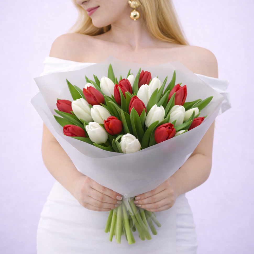 Букет из 23 тюльпанов в оформлении