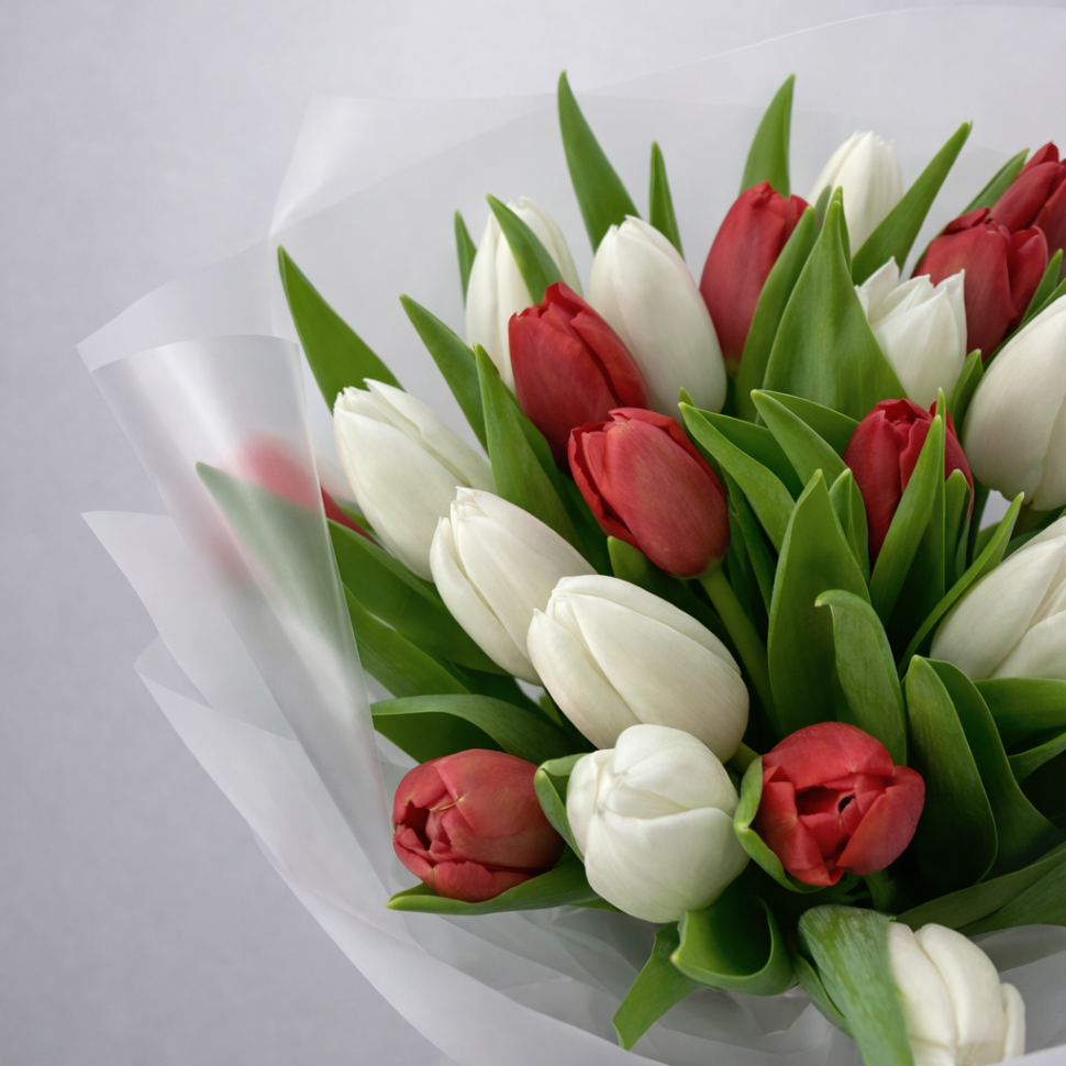 Букет из 23 тюльпанов в оформлении