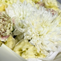 Букет с хризантемами, гвоздикой и эустомой