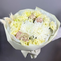 Букет с хризантемами, гвоздикой и эустомой