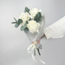 Букет из роз и эвкалипта