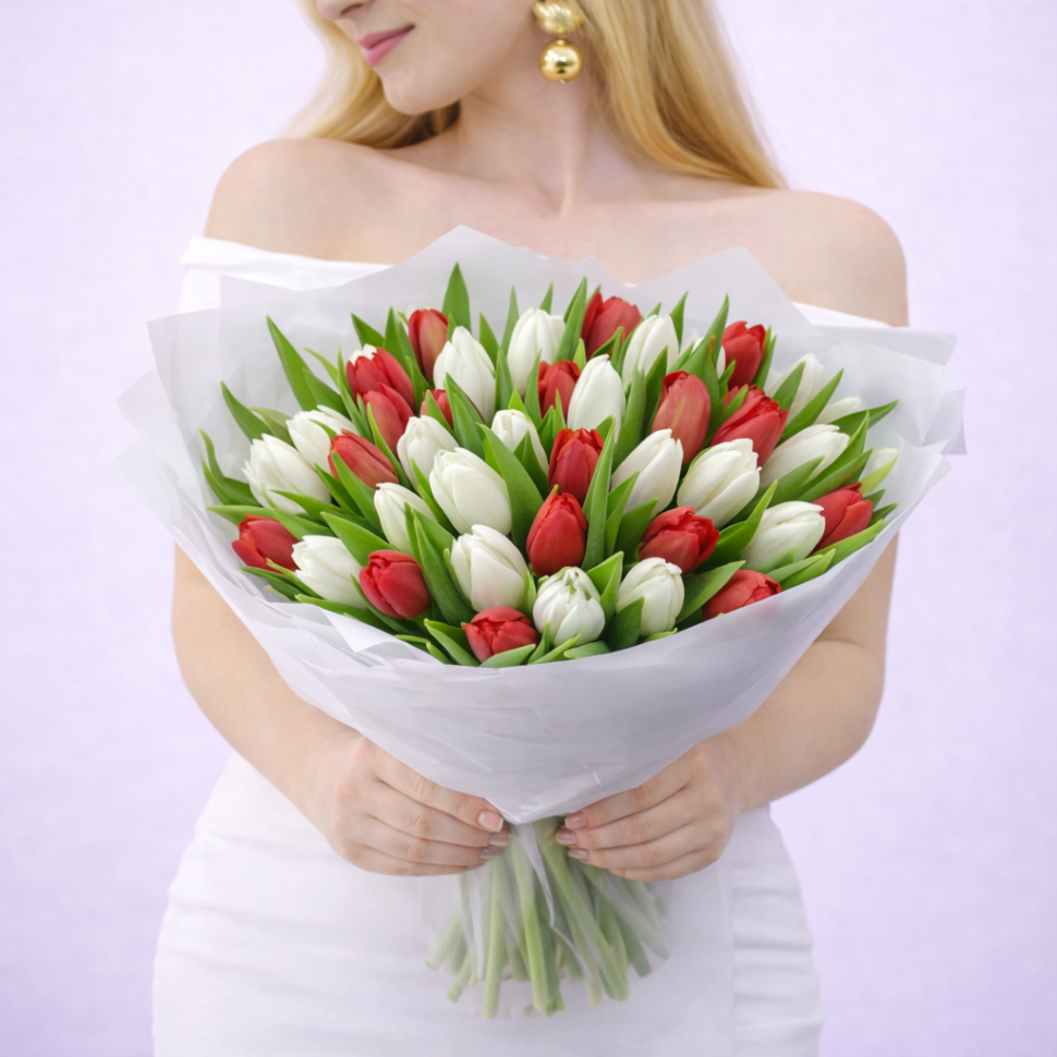 Букет из 45 тюльпанов в оформлении