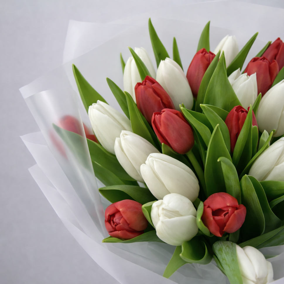 Букет из 45 тюльпанов в оформлении