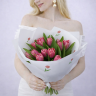 Букет из 15 тюльпанов в оформлении