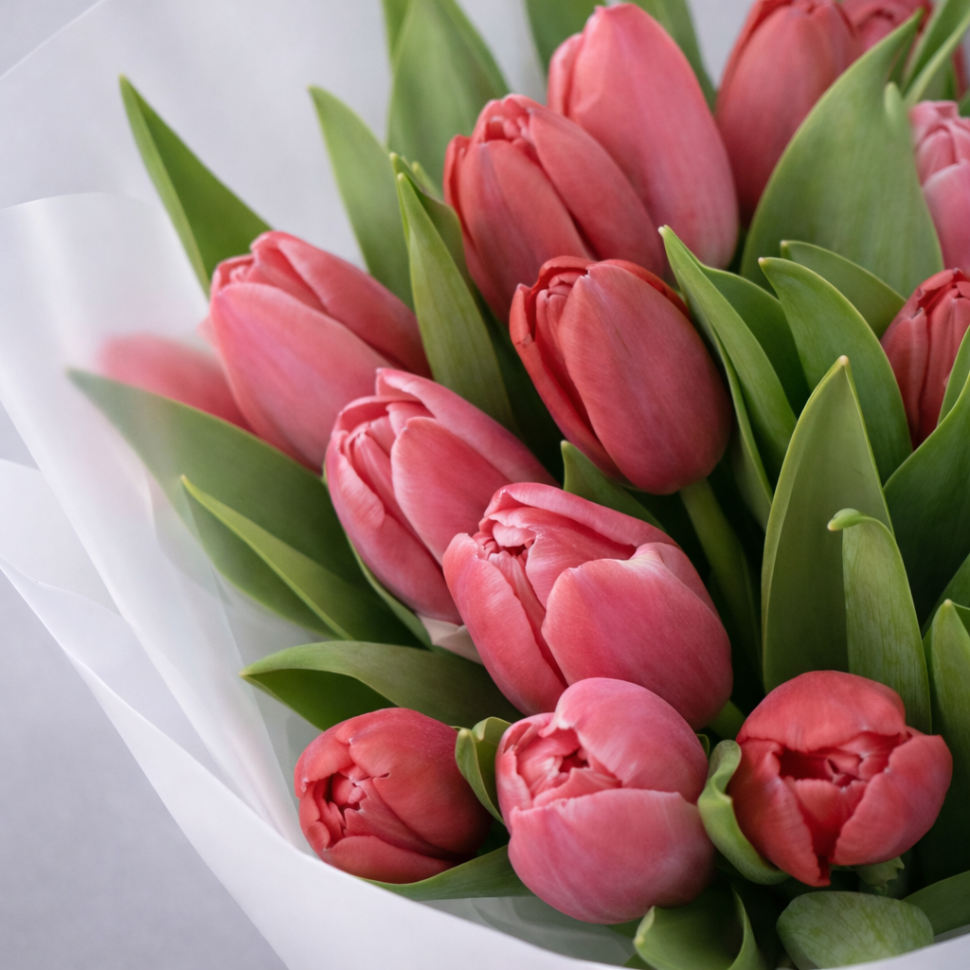 Букет из 15 тюльпанов в оформлении