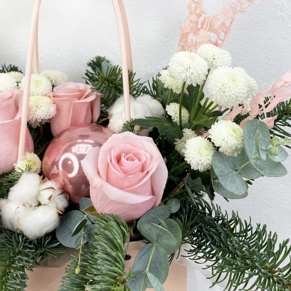 Новогодняя композиция с нобилисом и розой