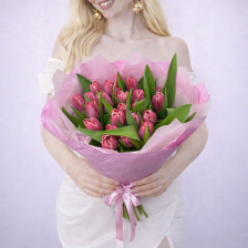 Букет из 23 тюльпанов в оформлении