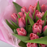 Букет из 23 тюльпанов в оформлении