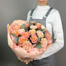 Букет с розами и гвоздиками