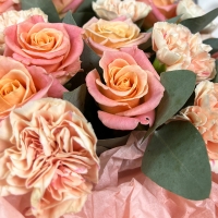 Букет с розами и гвоздиками