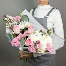 Букет с эустомой, хризантемой и розой