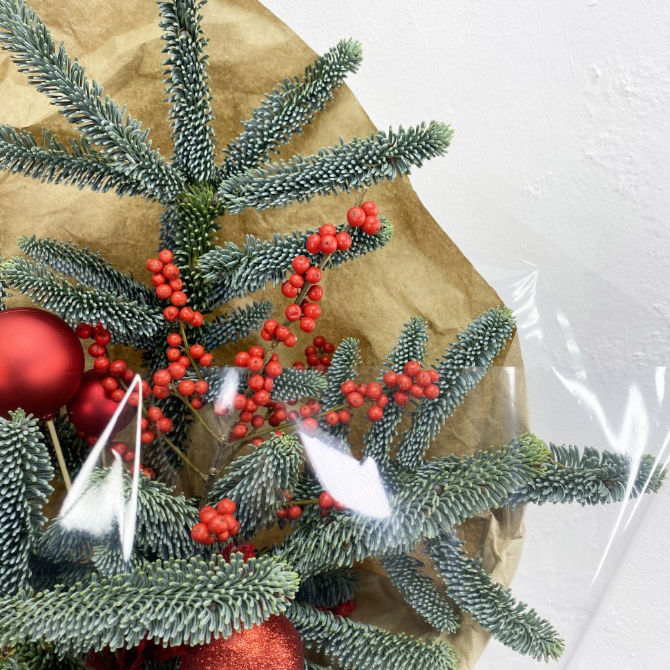 Новогодний букет с нобилисом, илексом и декором