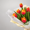 Букет из 9 тюльпанов в оформлении