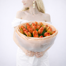 Букет из 25 тюльпанов в оформлении