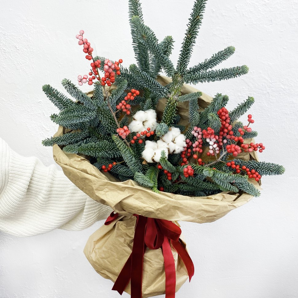 Букет из нобилиса, илекса с хлопком