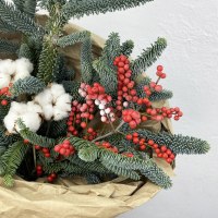 Букет из нобилиса, илекса с хлопком