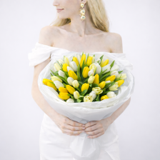 Букет из 51 белого и желтого тюльпана в оформлении