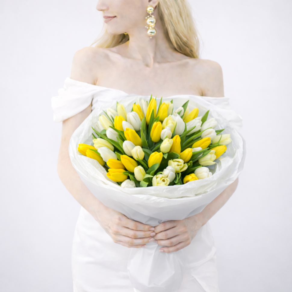 Букет из 51 белого и желтого тюльпана в оформлении
