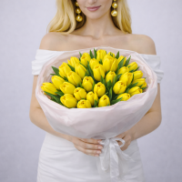 Букет из 31 желтого тюльпана в оформлении
