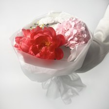 Букет из пионов, хризантемы кустовой и танацетума