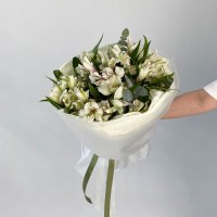 Букет из 9 альстромерий и эвкалипта