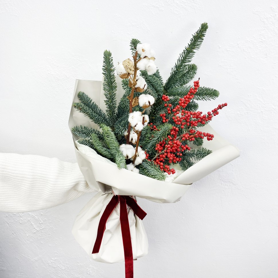 Новогодний букет из нобилиса, илекса и хлопка