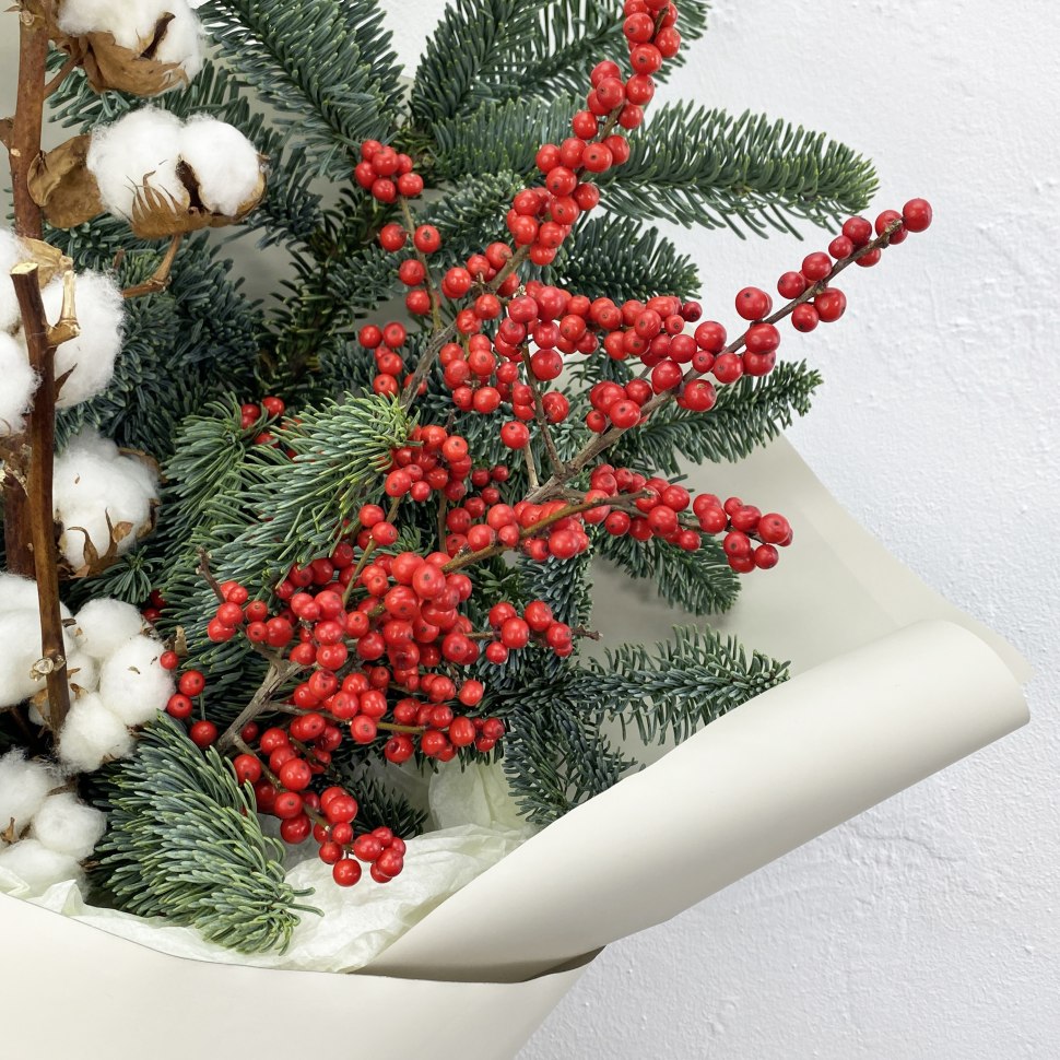 Новогодний букет из нобилиса, илекса и хлопка