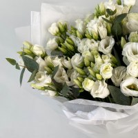 Букет из 7 эустом и эвкалипта