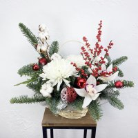 Новогодняя композиция из нобилиса, орхидей и декора