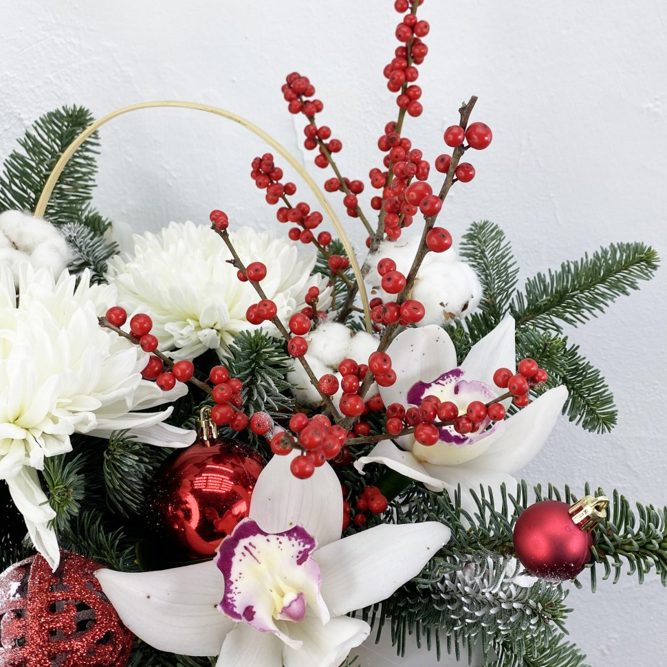 Новогодняя композиция из нобилиса, орхидей и декора
