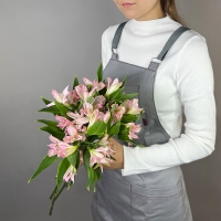 Букет с альстромерией