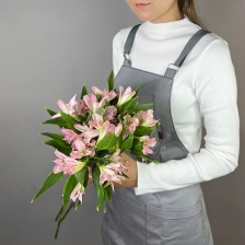 Букет с альстромерией