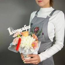 Композиция цветов с гвоздиками, хризантемами и розами