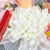 Композиция цветов с гвоздиками, хризантемами и розами