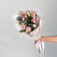 Весенний букет из маттиол и кустовых гвоздик