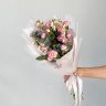Весенний букет из маттиол и кустовых гвоздик