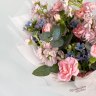 Весенний букет из маттиол и кустовых гвоздик