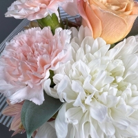 Композиция цветов с гвоздиками, хризантемами и розами