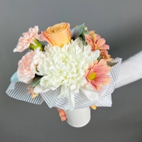 Композиция цветов с гвоздиками, хризантемами и розами